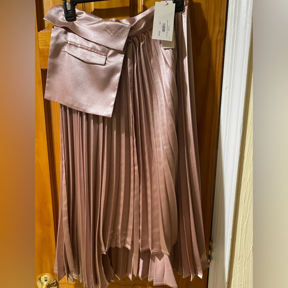 Satin pleated skirt.